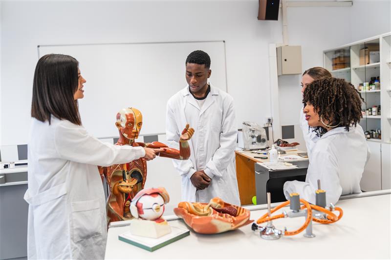 Estudantes em laboratório